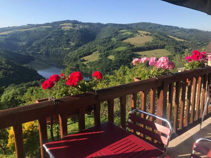 Terrasse avec vue panoramique Nord Aveyron